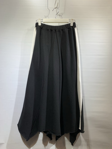 韓國🇰🇷黑色拼白邊珠地料半截裙（有彈性）