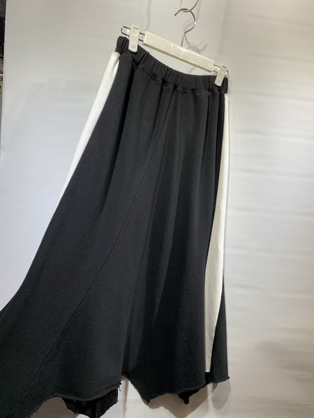 韓國🇰🇷黑色拼白邊珠地料半截裙（有彈性）